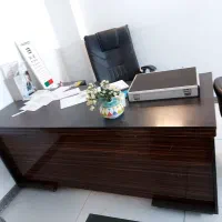 میز  ال مدیریتی و میز منشی و دو عدد صندلی مدیریتی