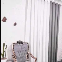 پرده سفید و دو تا چوب پرده سفید