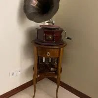 گرامافون شیک با میز