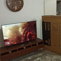 تلویزیون 55 اینچ به همراه میز tv