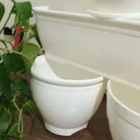 ۵ عدد گلدان نو  جنس پلاستیک سفید براق