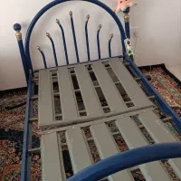 تخت خواب و ساعت ایستاده
