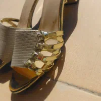 صندل‌مجلسی‌رنگ‌طلایی