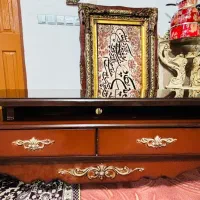 زیر تلویزیون بزرگ و کوچک هم میشه روشن شیشه هم داره