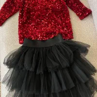 دو عدد بلوز دامن و یک دامن باجوراب شلواری باهم