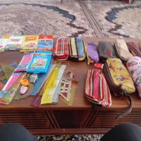 مقداری کیف زنونه ومدرسه موجوده|کیف، کفش، کمربند|نیشابور, سرآب کوشک|دیوار