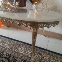 میز برنز اینا و شمعدان برنز و مبل استیل