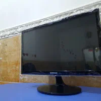 مانیتور کامپیوتر و دوربین مداربسته