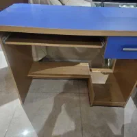 میز تحریر و کامپیوتر  و کتابخانه