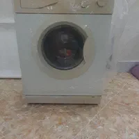 یک عدد لباسشویی به فروش می رسد