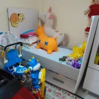 تخت وتشک کاملان سالم وهیچ گونه استفاده ای نشده ...