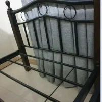 تخت فلزی یک نفره با پایه های چوبی  مستحکم