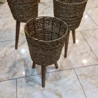 پایه گلدان چوبی حصیری|گل و گیاه طبیعی|شاهرود, |دیوار