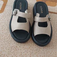 یک جفت صندل دمپایی به فروش میرسه