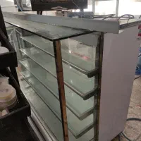 ویترین شیشه ای