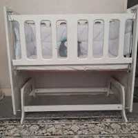 تخت کنار مادر