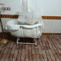 گهواره کنار مادر