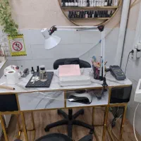 یکدعدد میز ناخن همراه جای لاک ۴ ماه خریدم