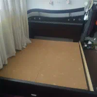 تخت خواب فنری دو نفره  و پاتختی و آینه