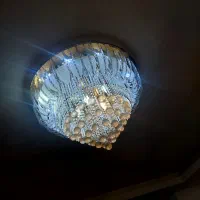 یک عدد لوستر بزرگ بلوتوث