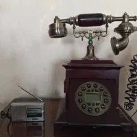 تلفن رومیزی وگل مصنوعی