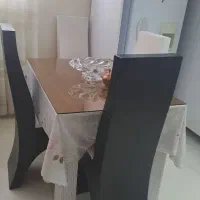 میز نهار خوریه چوبی و سالم