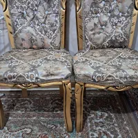 دو تا صندلی میزبان