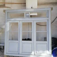 پنجره چوبی.