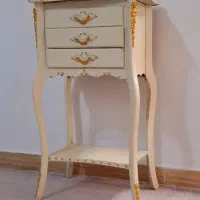 میز زیر تلفن