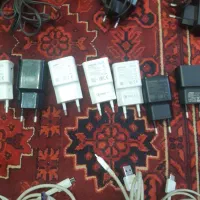تعدادی کابل شارژ وکلگی فست ومعمولی وهدفون وهنذفری