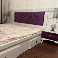 تخت دو نفره همراه تشک وپا تختی و آینه و دراور