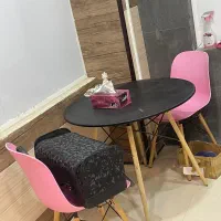 میز و دوتا صندلی