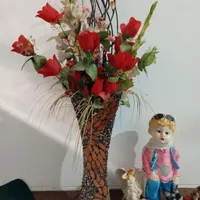 مجسمه و گلدان