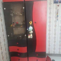 کمد ویترین با تعدادی کشو