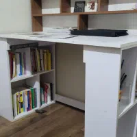 میز تحریر و لپ تاپ و صندلی چرخ دار