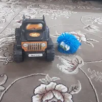 ماشین جیپ به همراه یویو