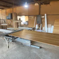 کارگر در کارگاه کابینت سازی
