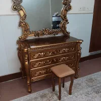 میز آرایش همراه با آینه