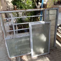 با سلام..فروش یک پنجره آهنی و تیرآهن و لوله برق