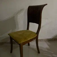 یک عدد صندلی چوبی ۱/۲۰۰ تومن