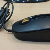 موس بزرگ کامپیوتر و هدست پخش موزیک