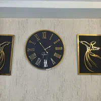 ساعت همراه تابلو های کناریش