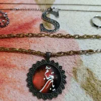 چند گردن بند و انگشتر