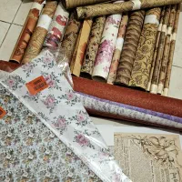 تعدادی کاغذ کادو، روزنامه انگلیسی، الیاف کادویی