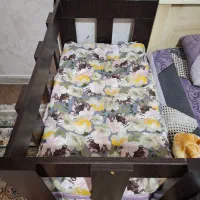 تخت نوزاد کنار تخت مادر|تخت و صندلی بچه|اصفهان, ملک‌شهر|دیوار