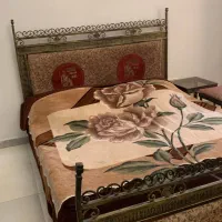 تخت دو نفره به همراه تشک و سرویس کامل