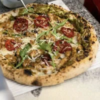 یک گار گر ماهر جهت کار فست فود