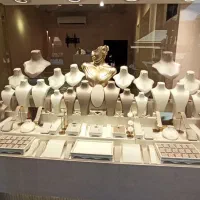 دکور طلافروشی ویترین طلافروشی‌ مانکن طلا جعبه طلا