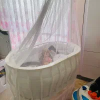 گهواره و تخت کنارمادر