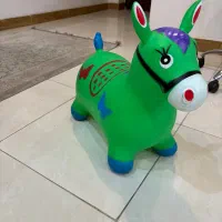 یک عدد اسب عروسکی و صندلی کودک